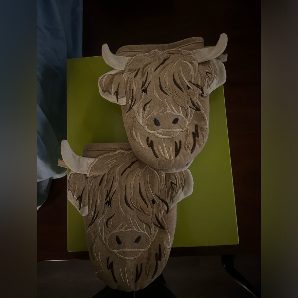 highland cow oven mits (BRAND NEW)